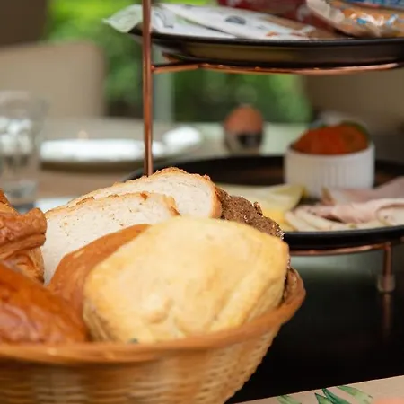 50|50 Belmont Отель